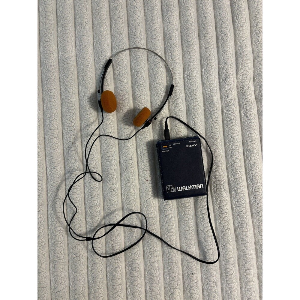 Vintage Sony Walkman SRF-40W Cover Case + Headphones tested Works BATTERIES INCL